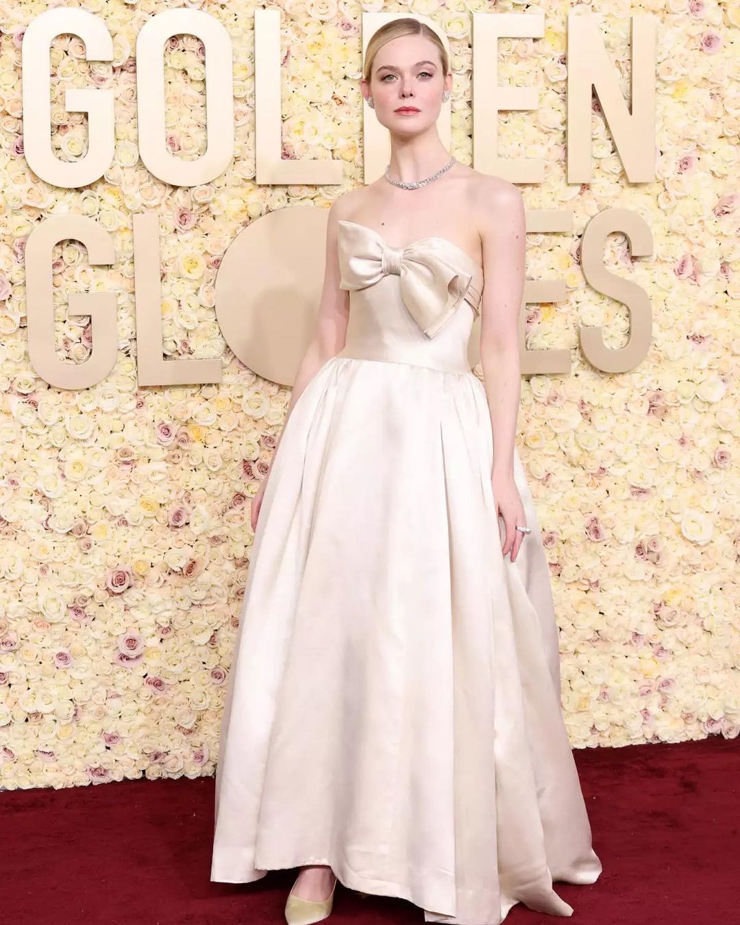 2.Elle Fanning wore a strapless gown by Pierre Balmain for her first time at the Golden Globes. The bow-accented gown was accessorized with diamond jewels by Cartier and Jimmy Choo’s Love pump.