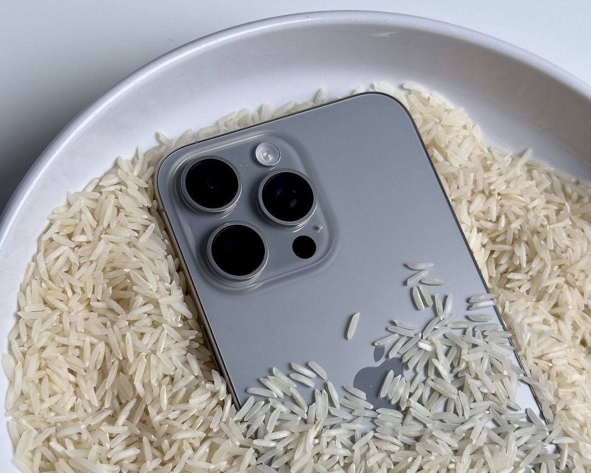 تجفيف هواتف الآيفون بالأرز قد يؤدي إلى إتلافها