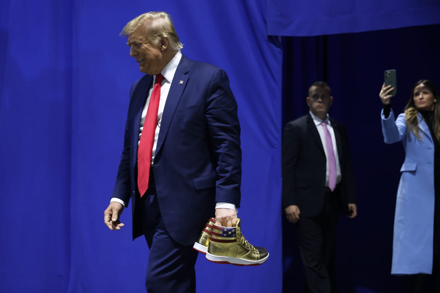 إقبال هائل على أحذية ترامب الجديدة ونفاد الكمية بعد ساعات من طرحها