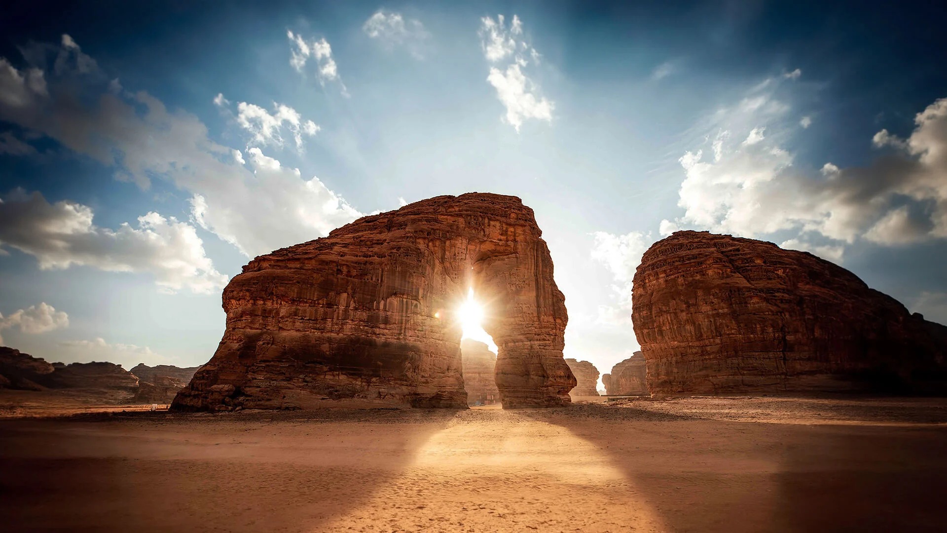 مسرح مرايا: رمز الابتكار والتناغم في قلب صحراء العلا السعودية