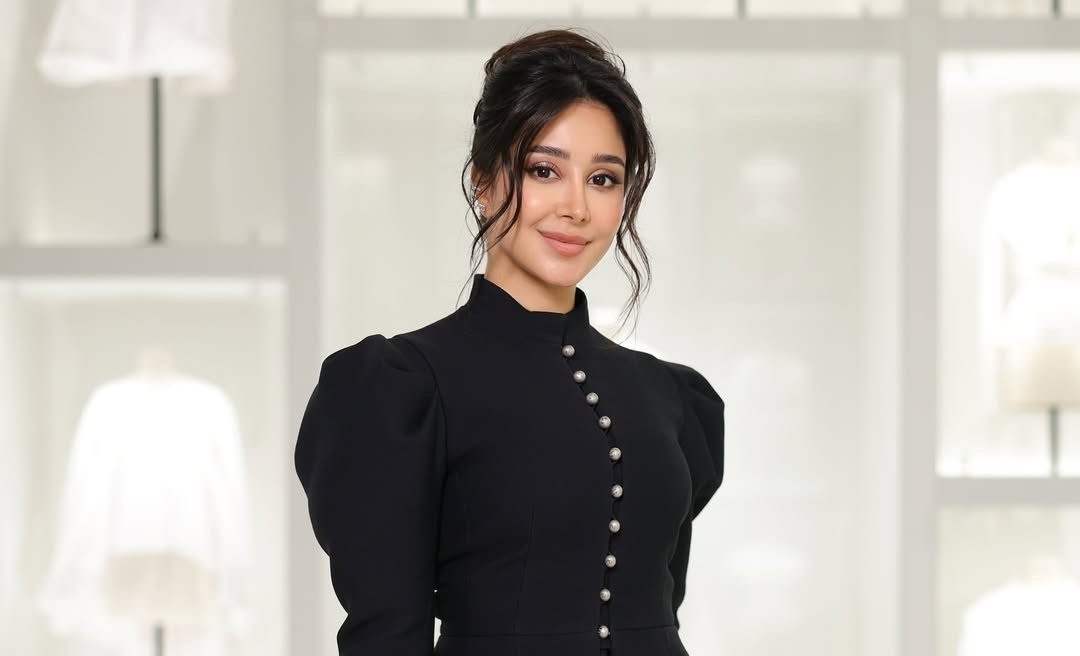 اللون المخملي يُبرز أناقة أسيل عمران في أحدث ظهور لها