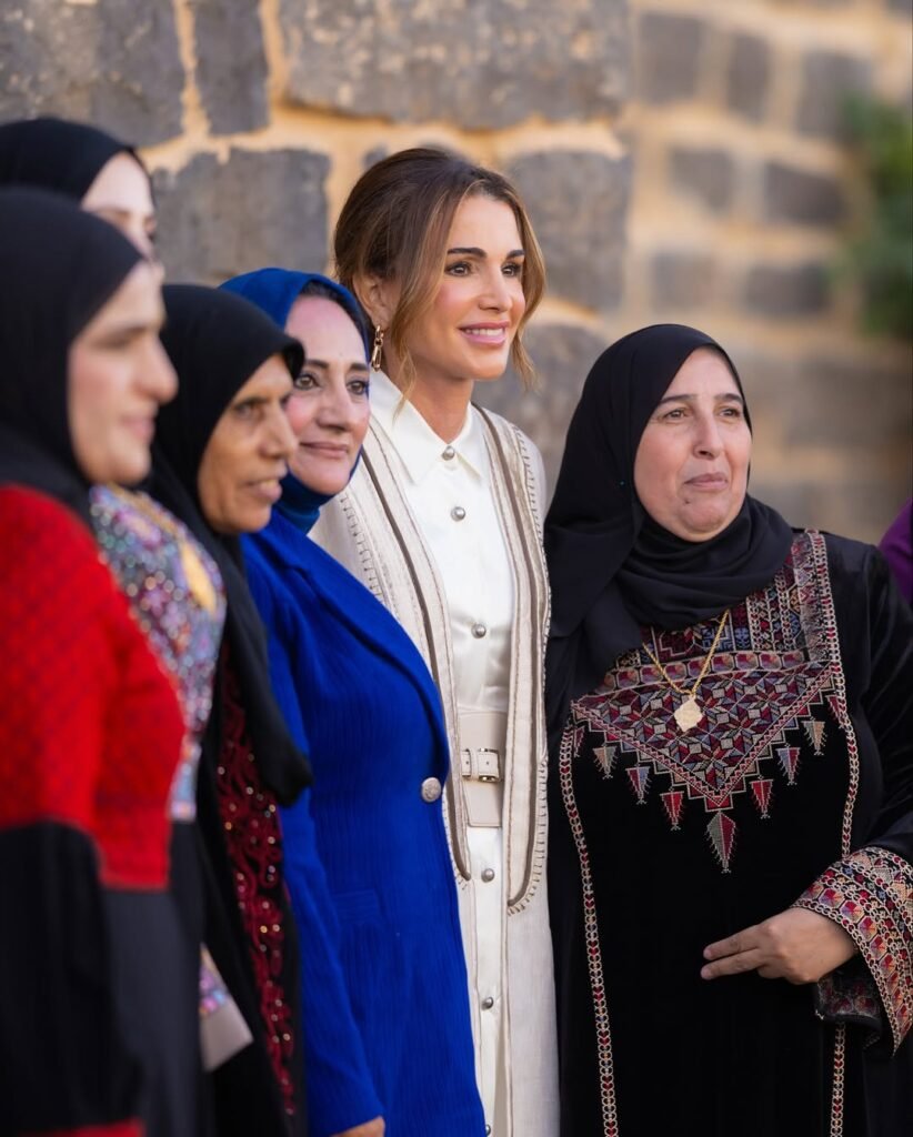لقاء الملكة رانيا مع سيدات المفرق خلال زيارتها لأم الجمال
