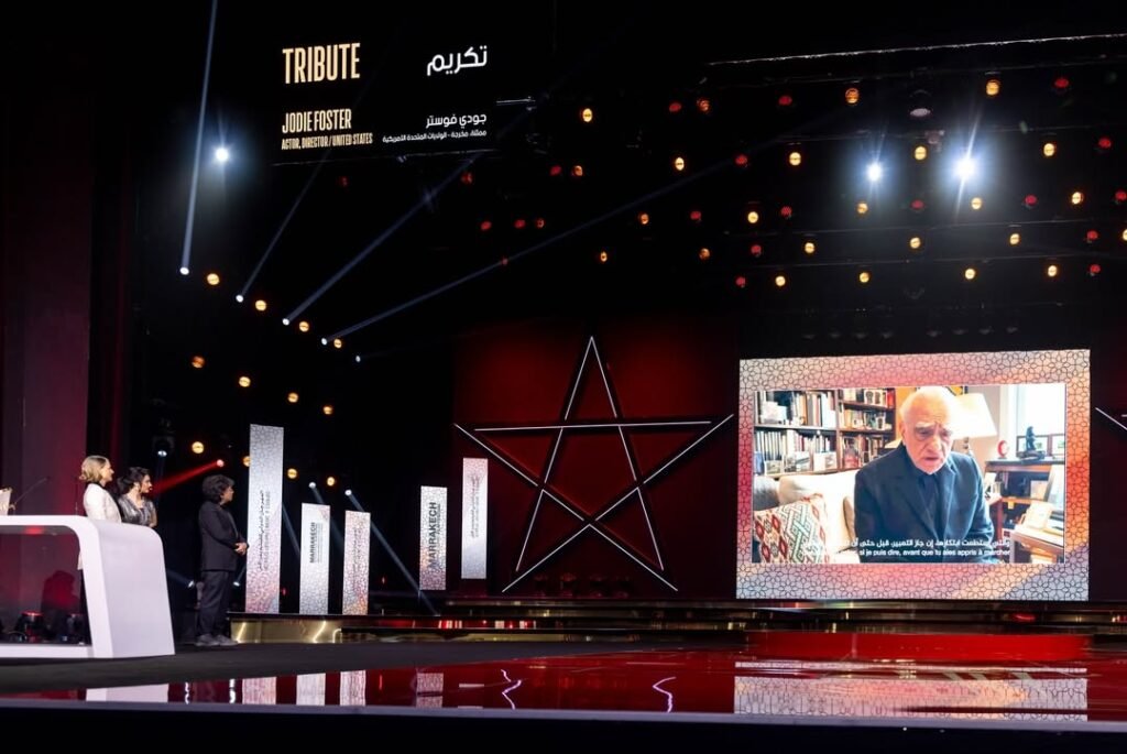 المخرج العالمي مارتن سكورسيزي يوجه رسالة مصورة لتهنئة جودي فوستر.