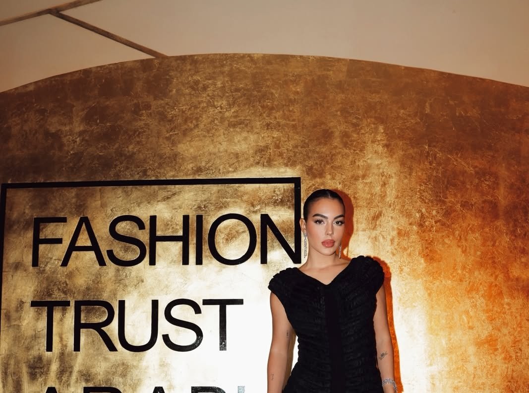 أناقة الأسود والذهبي.. ليندسي لوهان وجورجينا رودريغيز ويسرا يتألقن في Fashion Trust Arabia