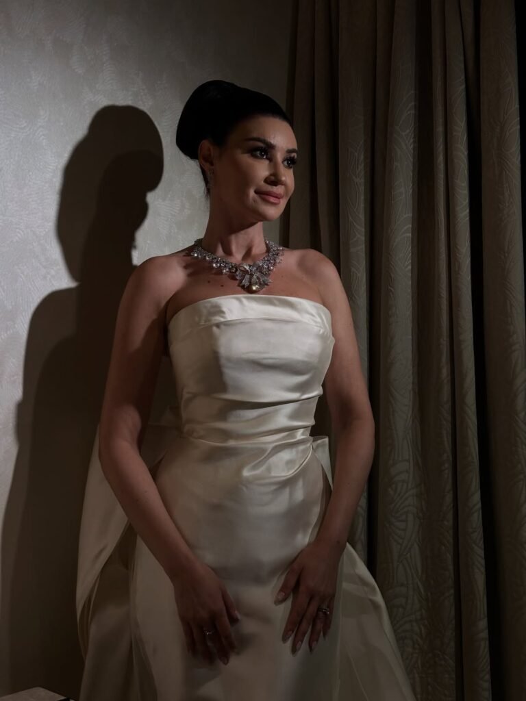 لقطة للفنانة أروى جودة بمكياج يبرز ملامحها الشرقية.