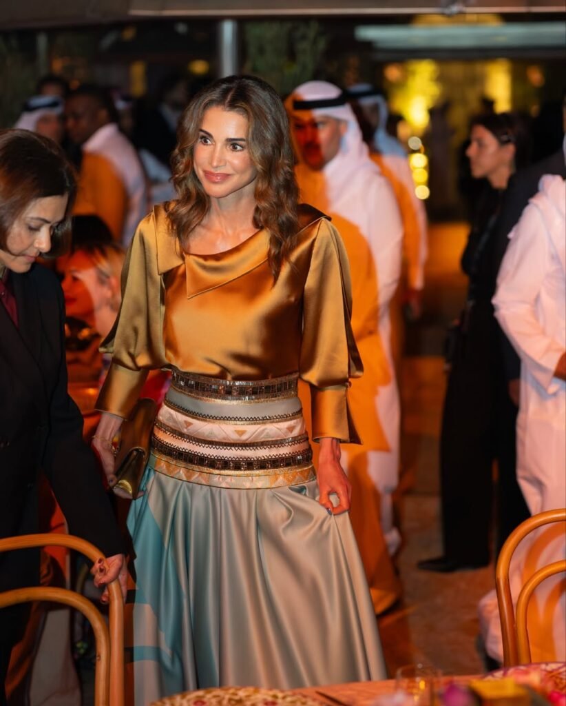 طلالة الملكة رانيا ببلوزة ذهبية وتنورة سماوية بتطريز أردني