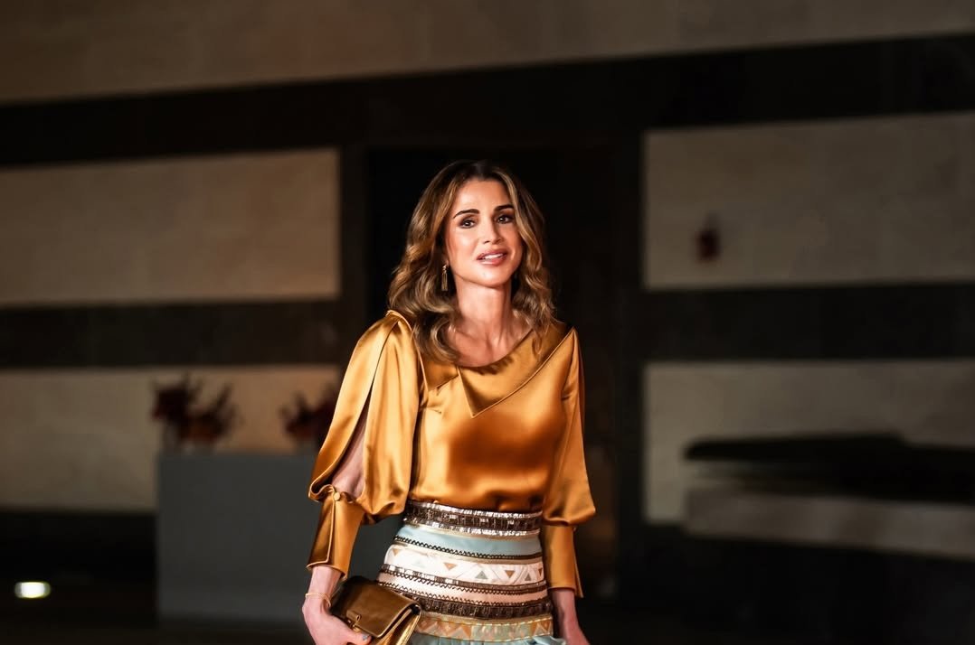 الملكة رانيا تتألق في الدوحة بإطلالة تعكس فخامة التراث الأردني