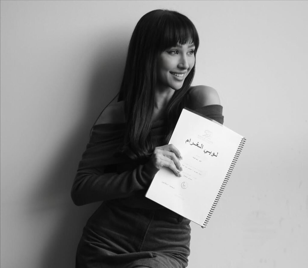 الفنانة اللبنانية جيسي عبدو بإطلالة جذابة تكشف بها عن مسلسل لوبي الغرام.