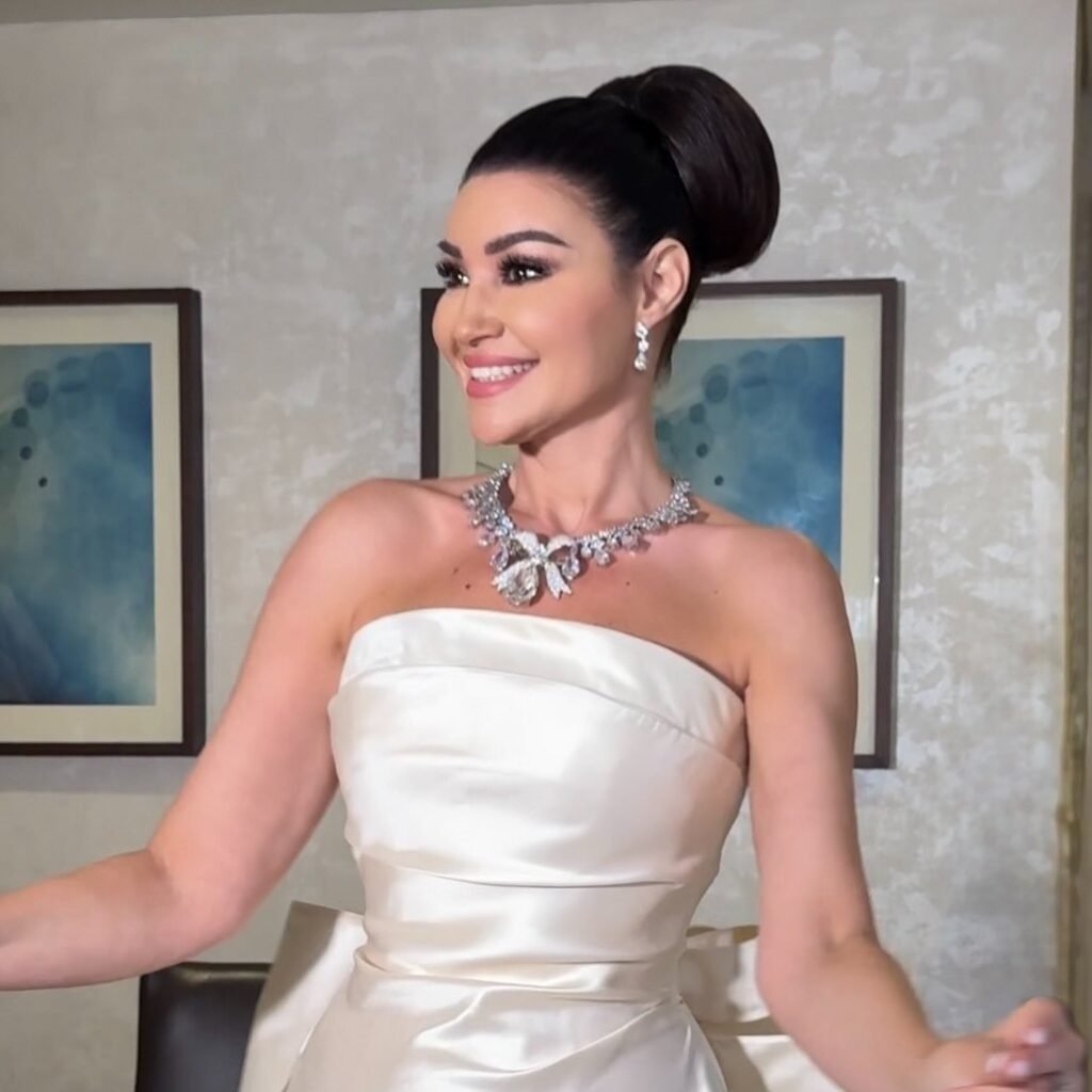 مجوهرات العروس أروى جودة وتسريحة الشعر في حفل الزفاف.