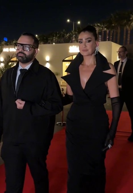 الفنانة غادة عبد الرازق بإطلالة سوداء في مهرجان DIAFA لتكريمها.