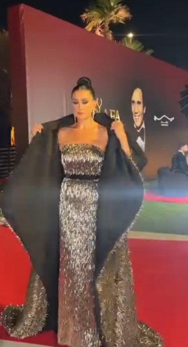 غادة عبد الرازق بفستان فضي لامع في حفل ختام DIAFA.