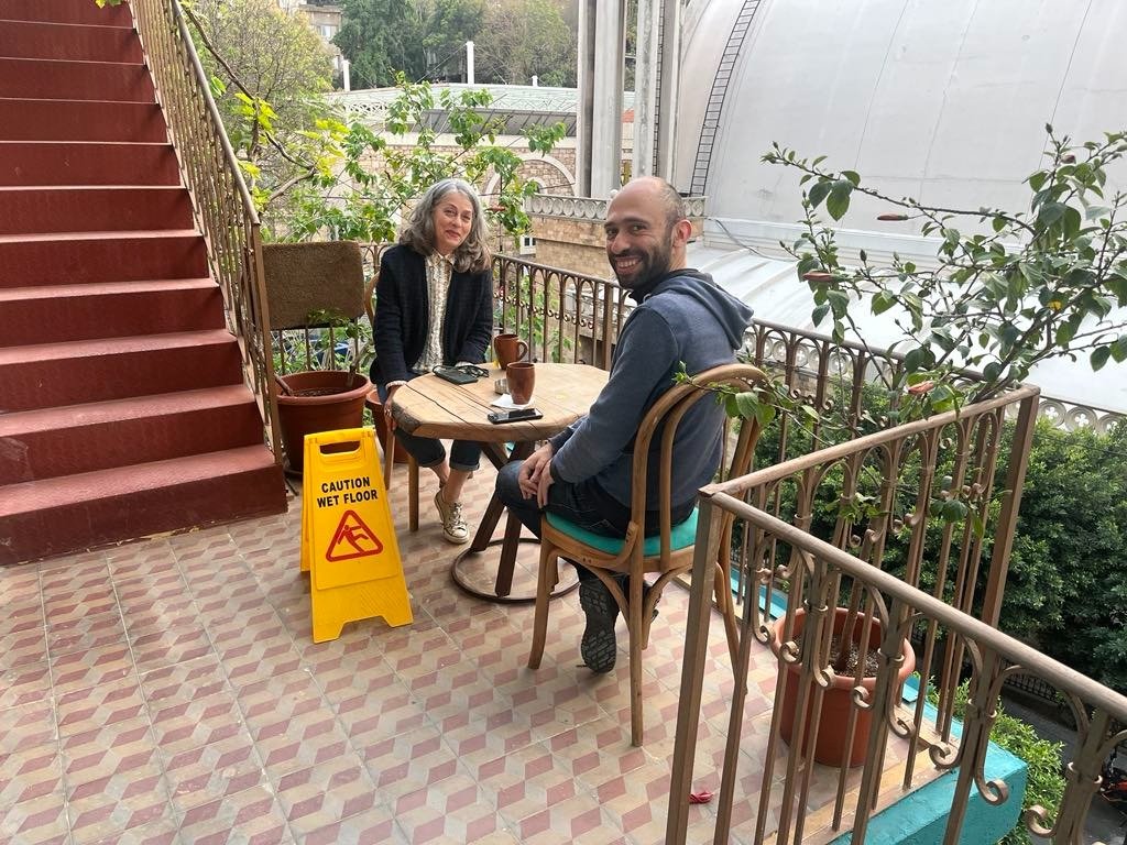 المخرج نيكولا خوري والفنانة ثريا بغدادي في كواليس فيلم ثريا حبي