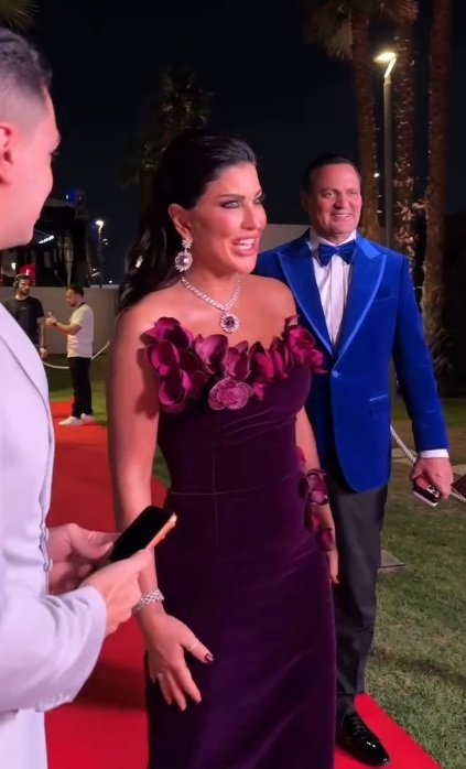 الفنانة جومانا مراد بفستان قطيفة بنفسجي في ختام DIAFA.