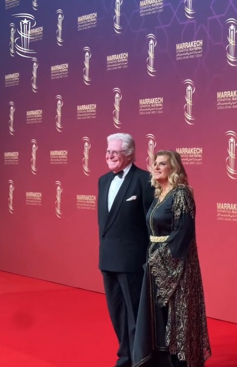 الفنان حسين فهمي وزوجته أثناء تكريمه في مهرجان مراكش السينمائي.