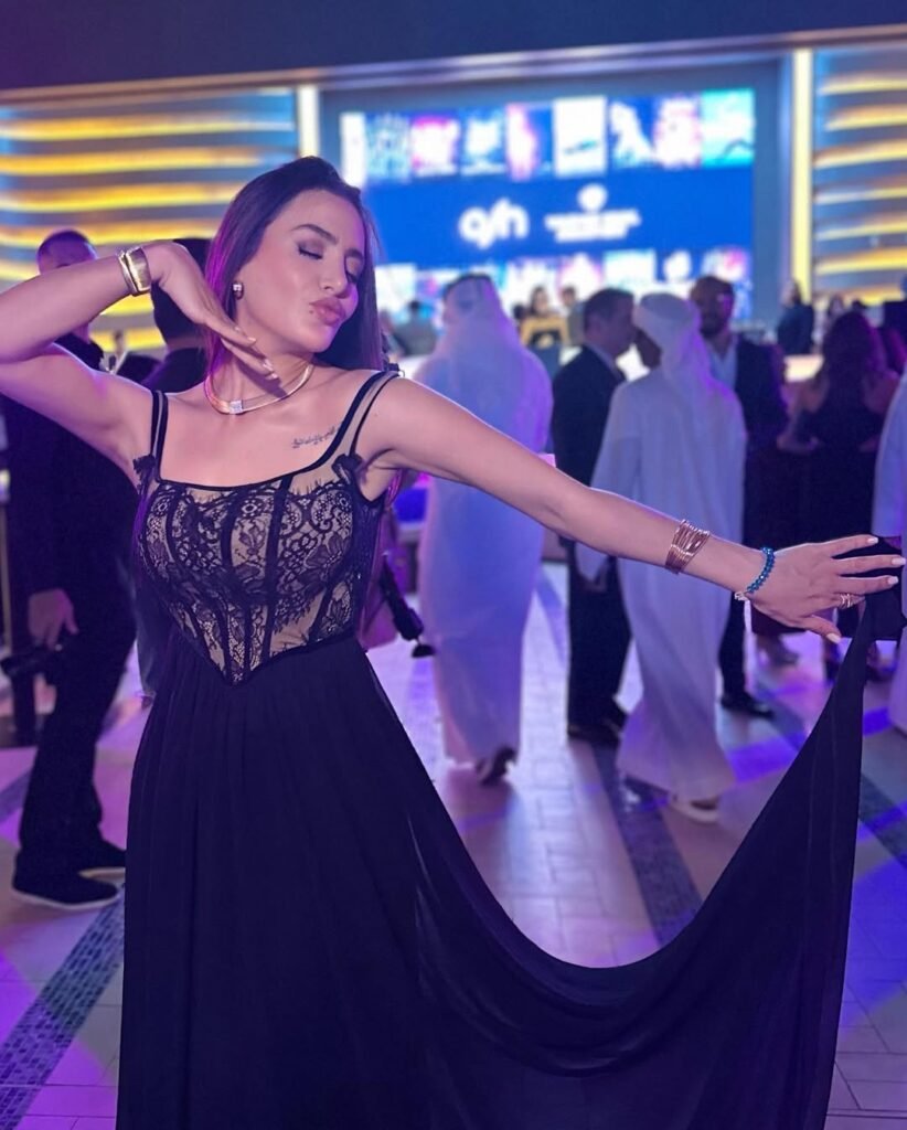 مرام علي بفستان سهرة أسود من الدانتيل والشيفون.