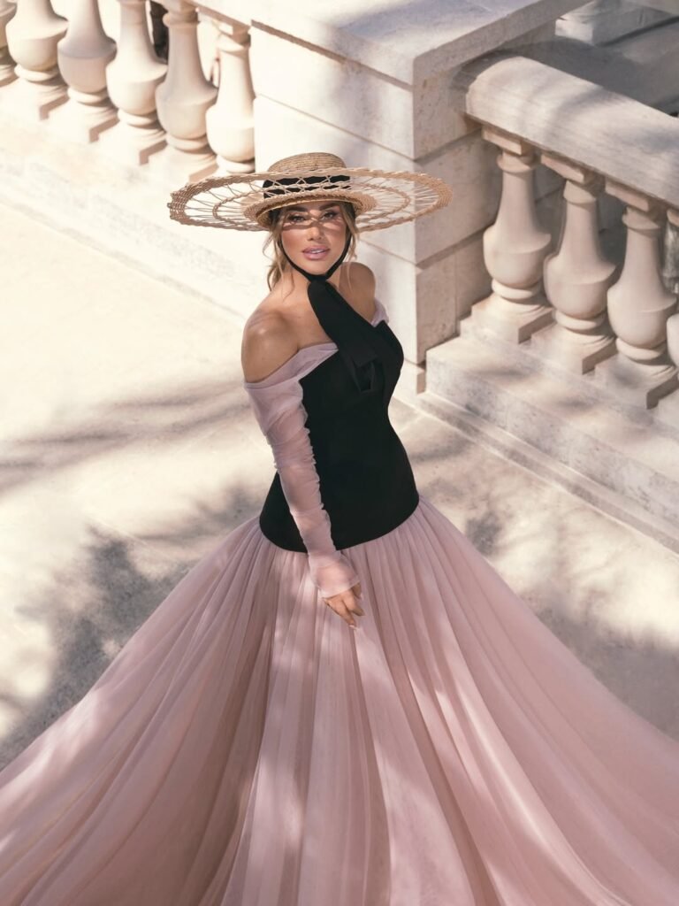 نجوى كرم بفستان يجمع الأسود والوردي في كليب وينك حبيبي