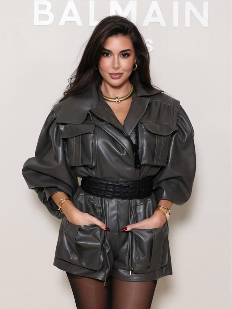 ياسمين صبري بجمبسوت جلد أسود وحذاء طويل الرقبة.