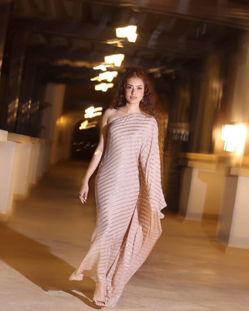 جيهان الشماشرجي بفستان فضي لامع وكتف واحد.