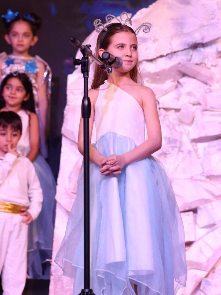 ابنة نانسي عجرم، ليا، تغني "يا عيد" على مسرح المدرسة.