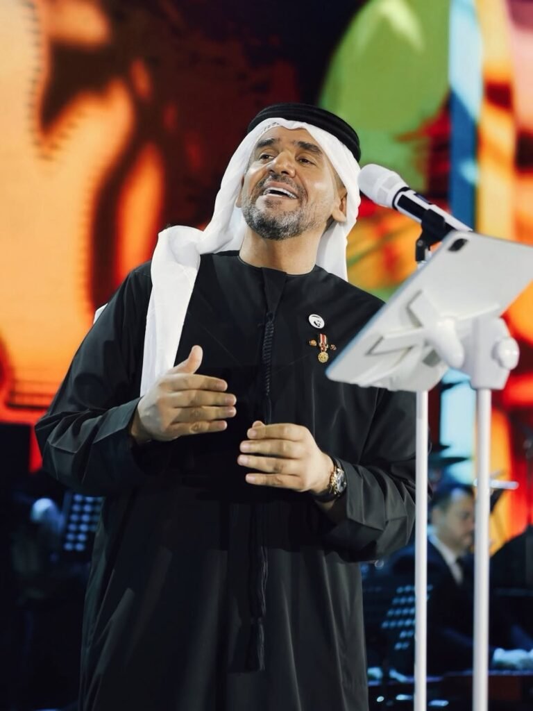 النجم حسين الجسمي خلال أحد حفلاته الغنائية.