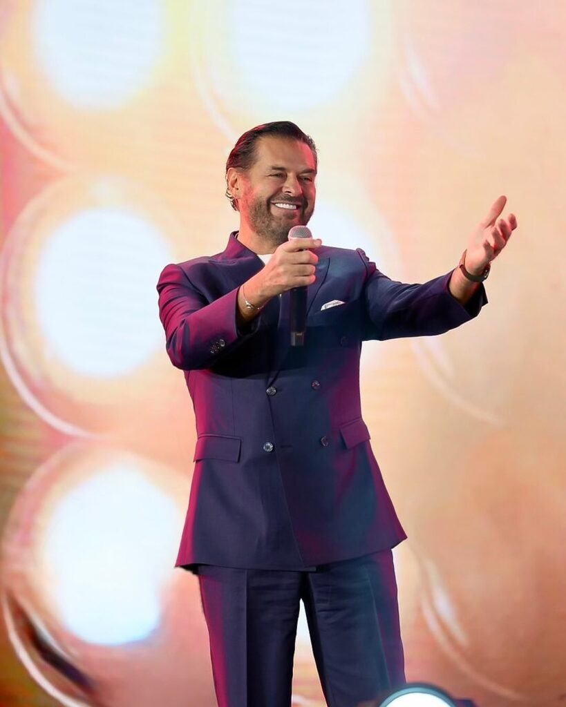 راغب علامة يتألق على المسرح في سهرات استقبال العام الجديد 2026.