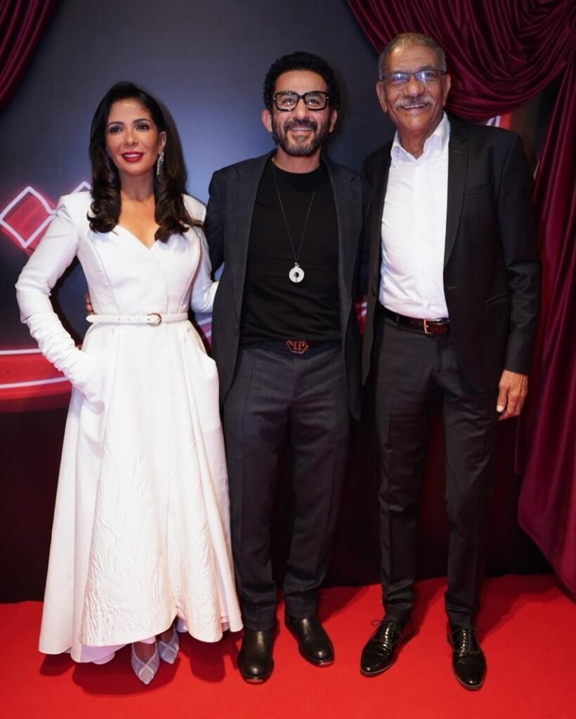 أحمد حلمي يساند زوجته منى زكي في عرض فيلم "الست".