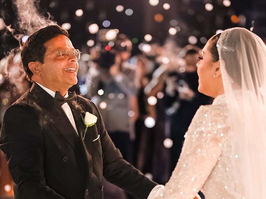 زفاف ابنة محمد هنيدي في القاهرة.. نجوم الفن يشاركون أجواء الفرح مع العائلة