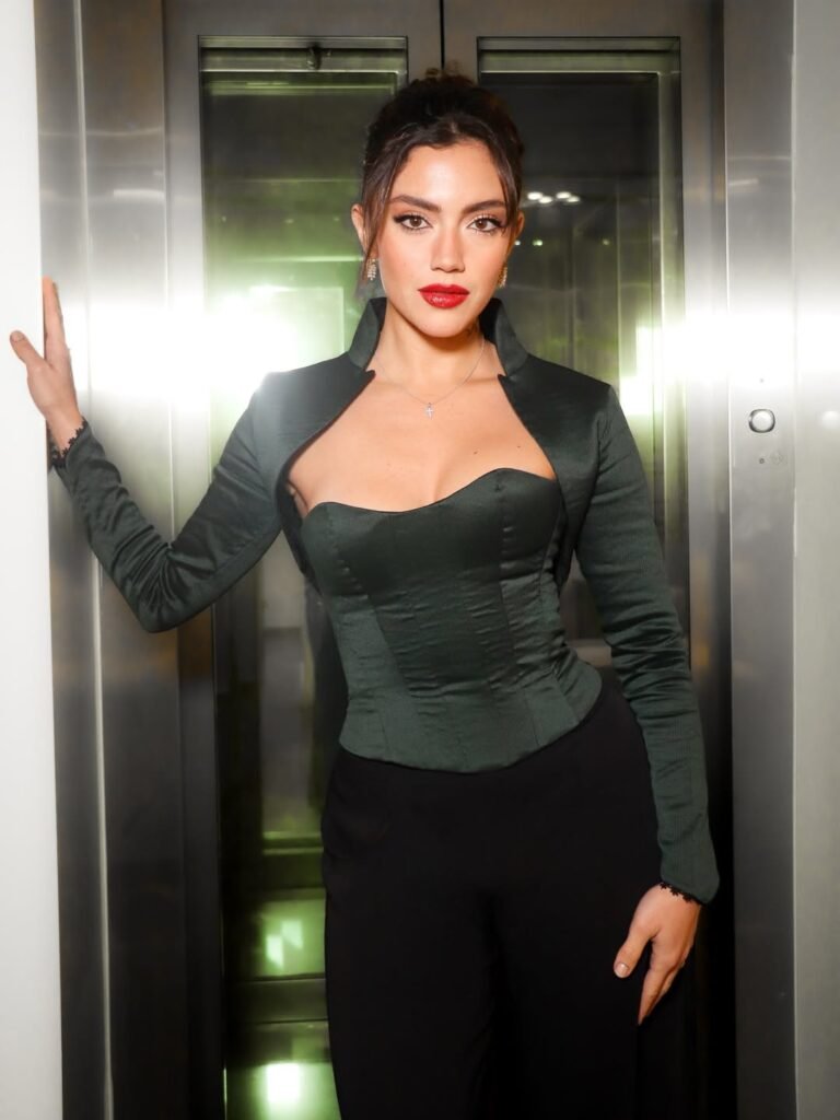 ستيفاني عطالله بإطلالة سوداء راقية