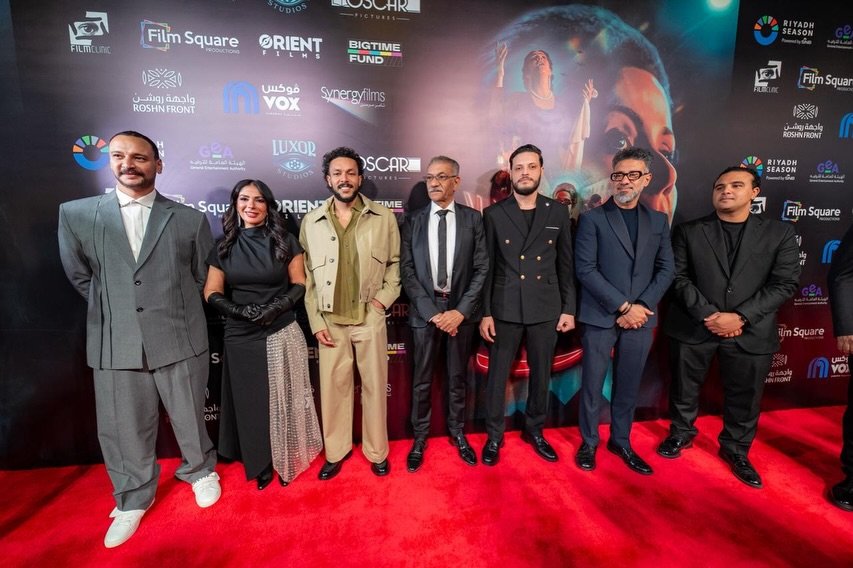 منى زكي بفستان أسود وبيج لامع في عرض “الست” بالسعودية.