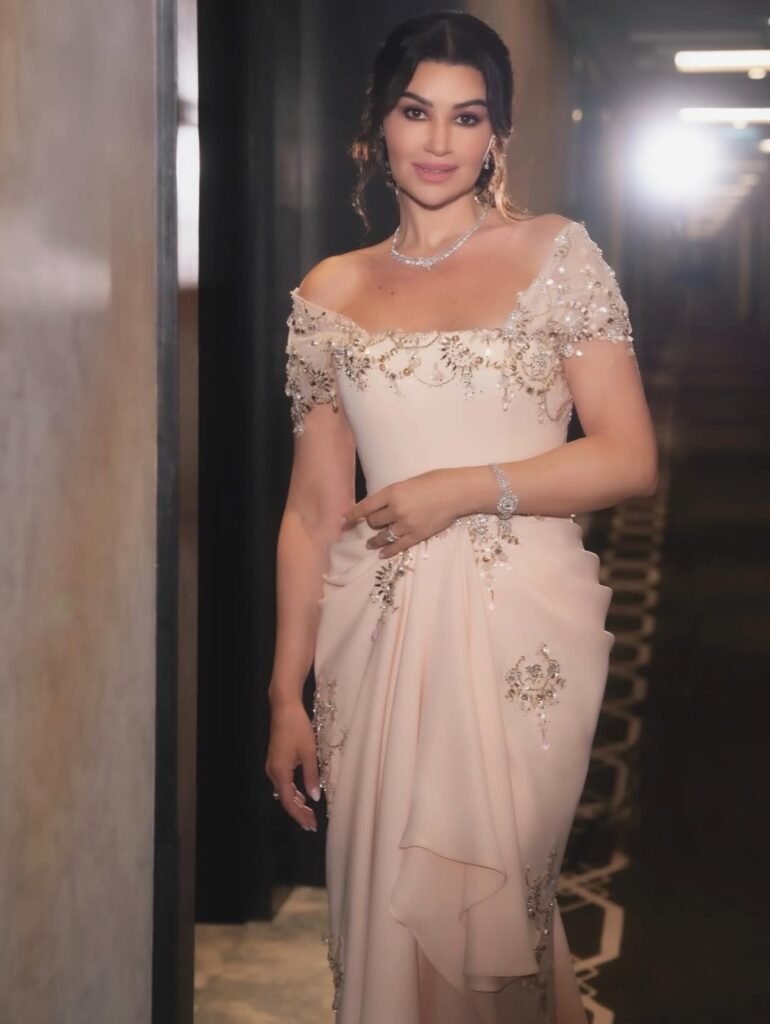 إطلالات أروى جودة بالفستان الأسود المزين بالتطريزات الذهبية في مهرجان البحر الأحمر.