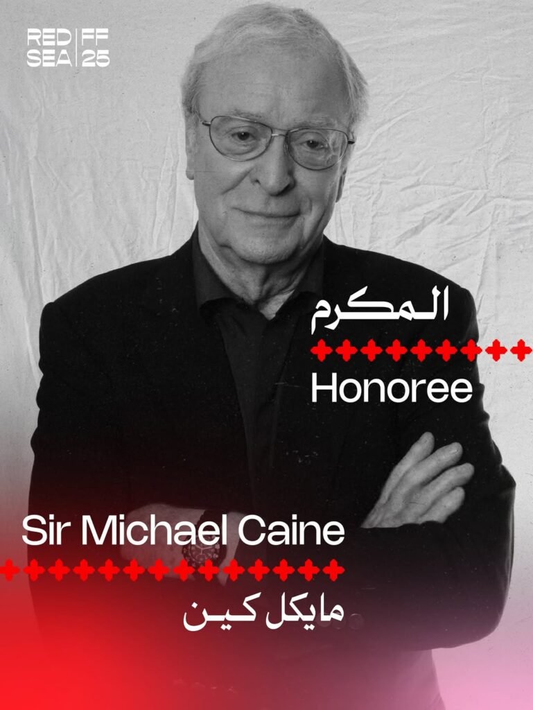 الممثل الإنجليزي السير مايكل كين المكرم بجائزتي أوسكار.