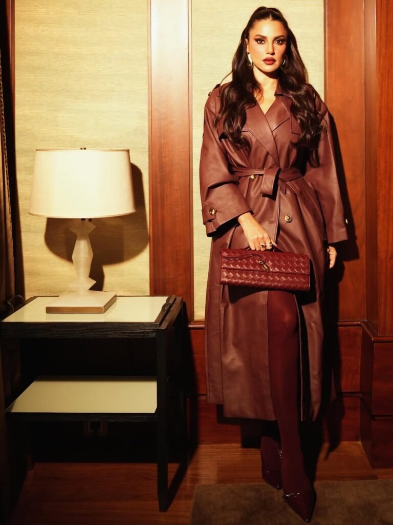 إطلالة شتوية لدرة زروق بمعطف جلد برغندي وتنسيق عصري.