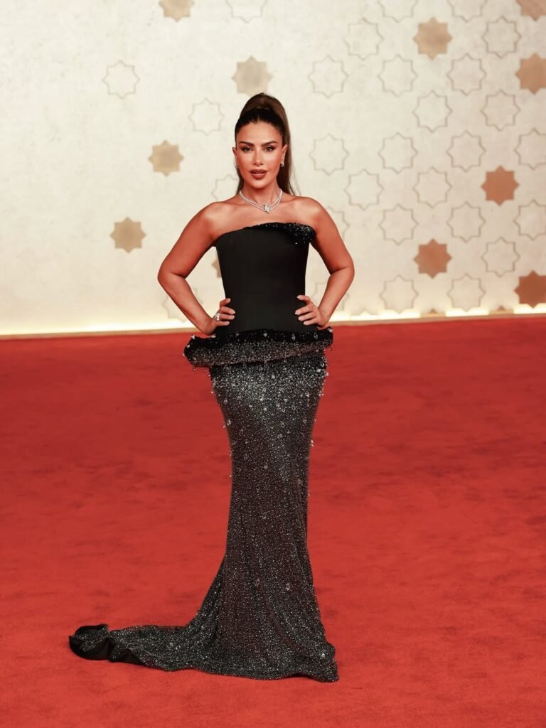 صبا مبارك بفستان أسود مطرز في حفل الافتتاح.