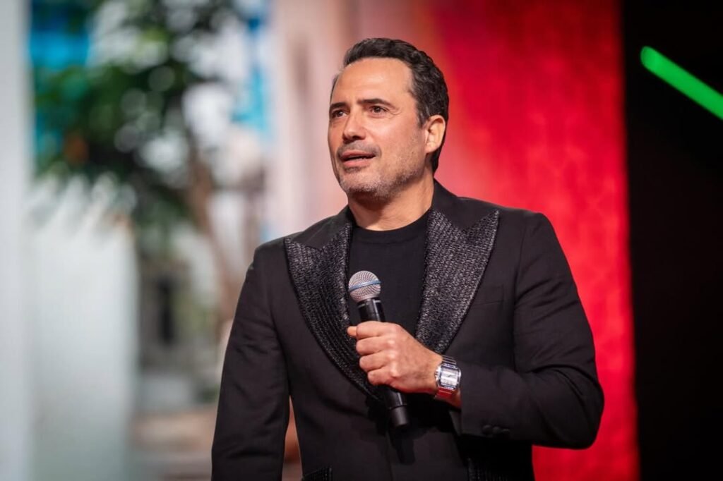 ظافر العابدين يتحدث مع الجمهور عقب نجاح عرض فيلم “صوفيا”.