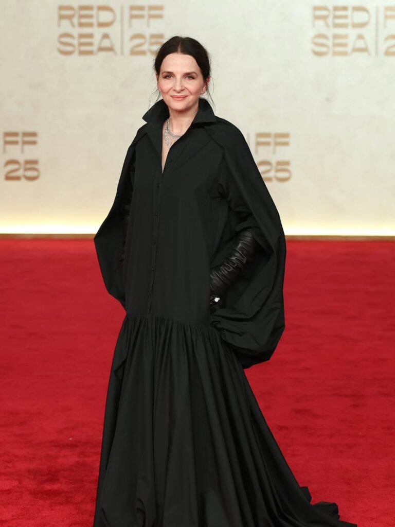 جولييت بينوش بإطلالة عصرية سوداء في حفل الافتتاح.