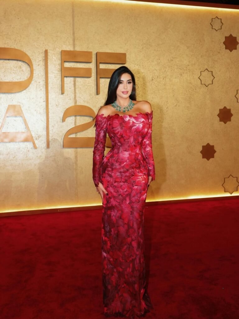 ياسمين صبري تتألق بعقد Chopard الزمردي والألماس في مهرجان البحر الأحمر.