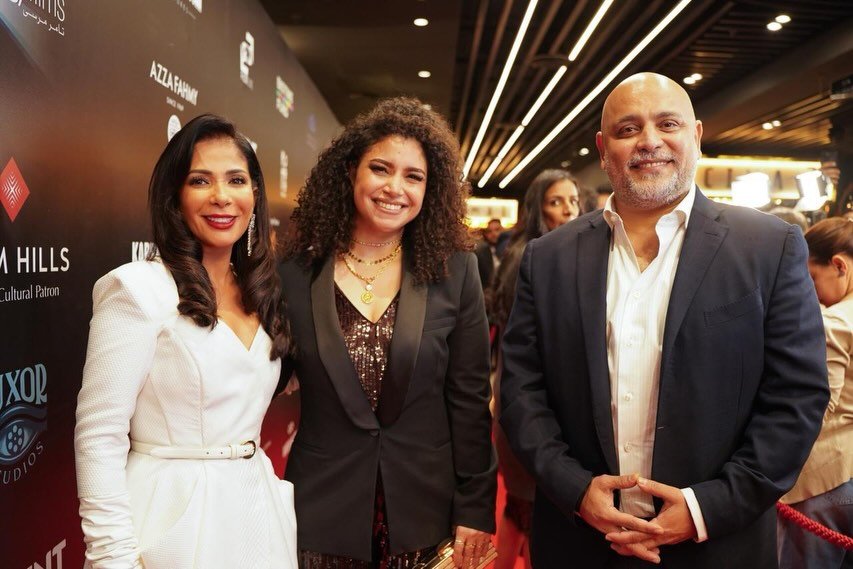 منى زكي مع المنتج أحمد بدوي والمطربة نسمة محجوب.