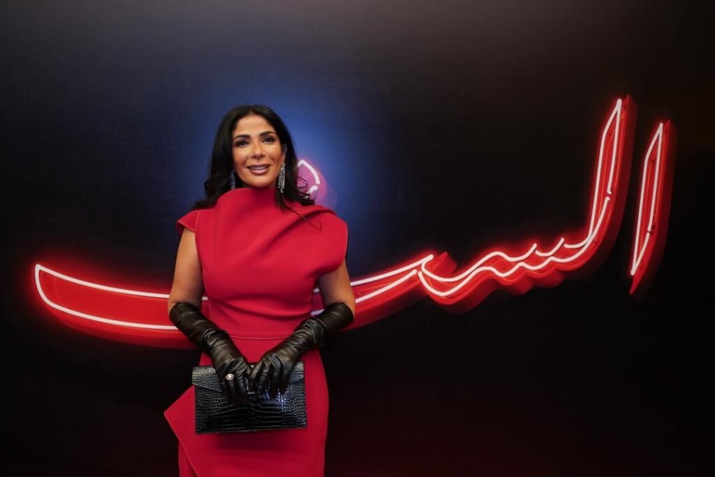 إطلالات منى زكي: الفستان الأحمر في العرض الخاص لفيلم “الست” بالقاهرة.