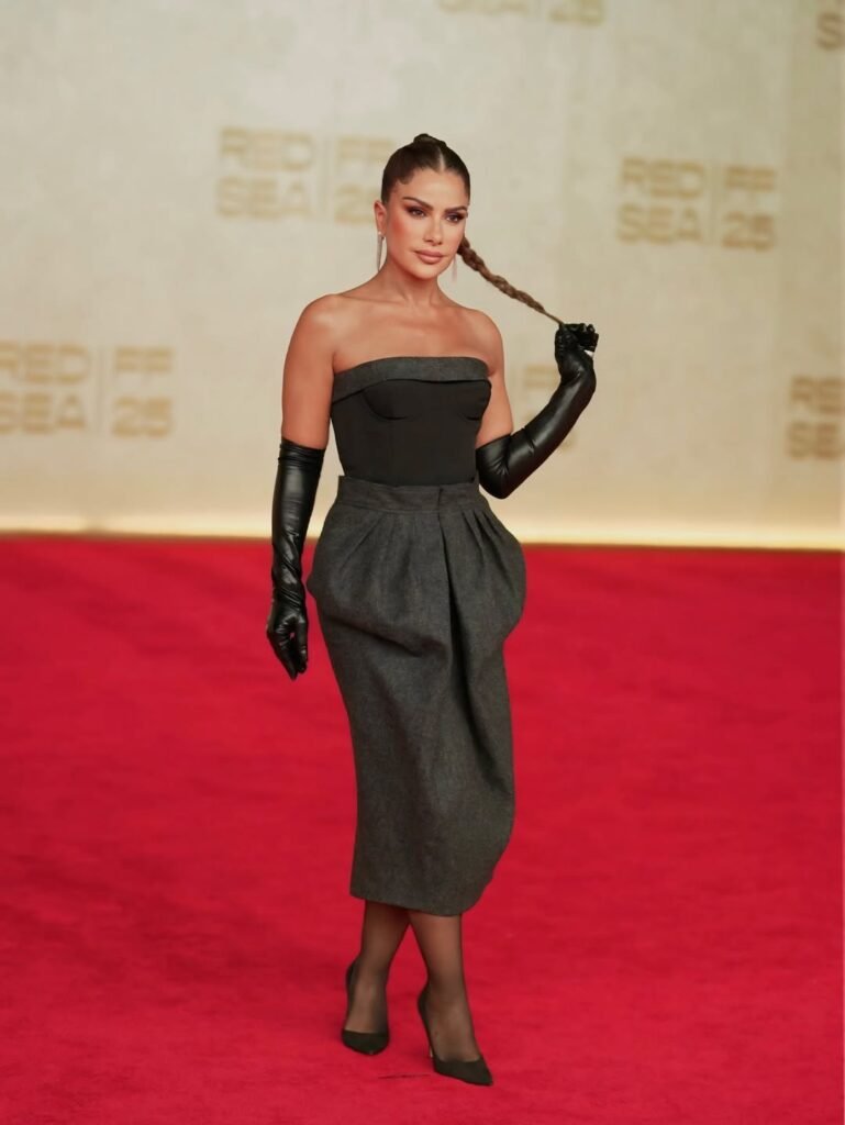 صبا مبارك بإطلالة جريئة بالقفازات الجلدية.