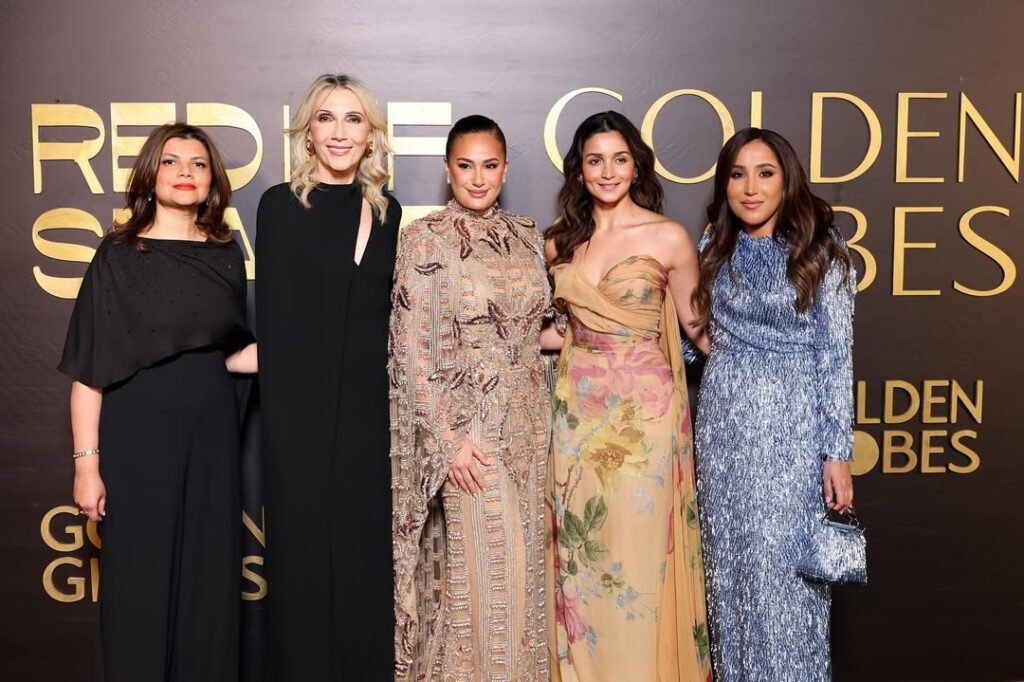 تكريم هند صبري وعليا بهات في لقطة جماعية مع الحضور.