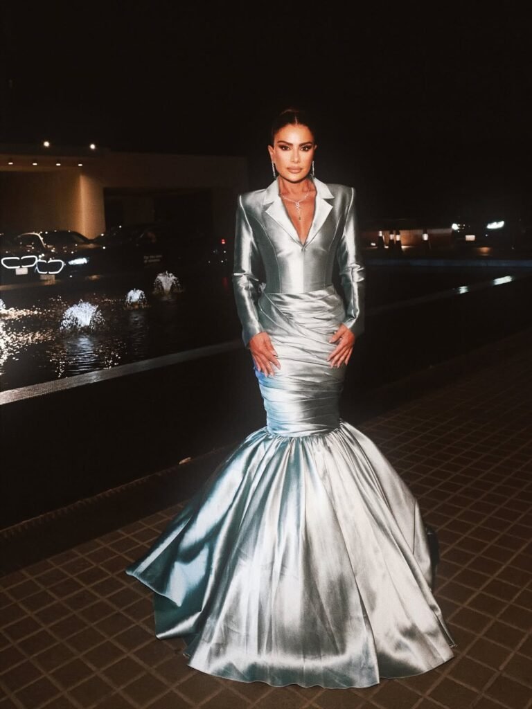 صبا مبارك بفستان فضي لامع في حفل الختام.