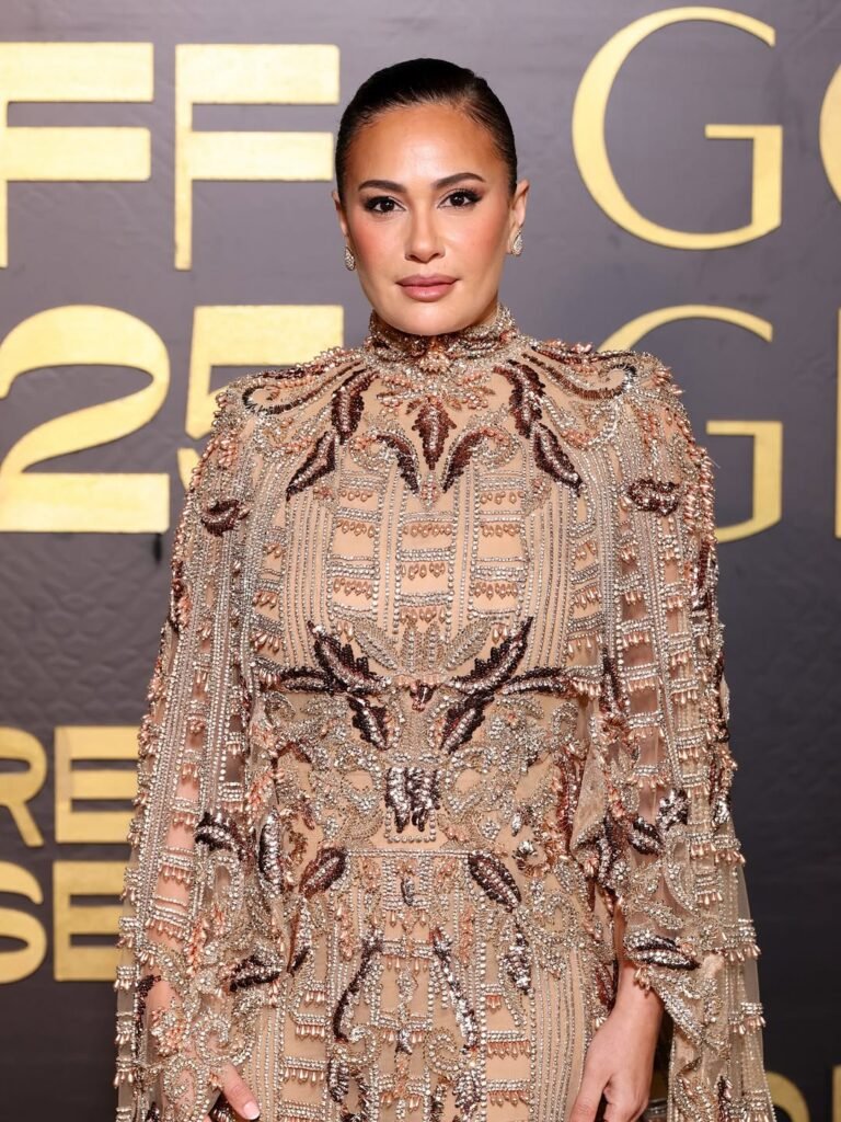 الفنانة هند صبري تتسلم جائزة عمر الشريف.