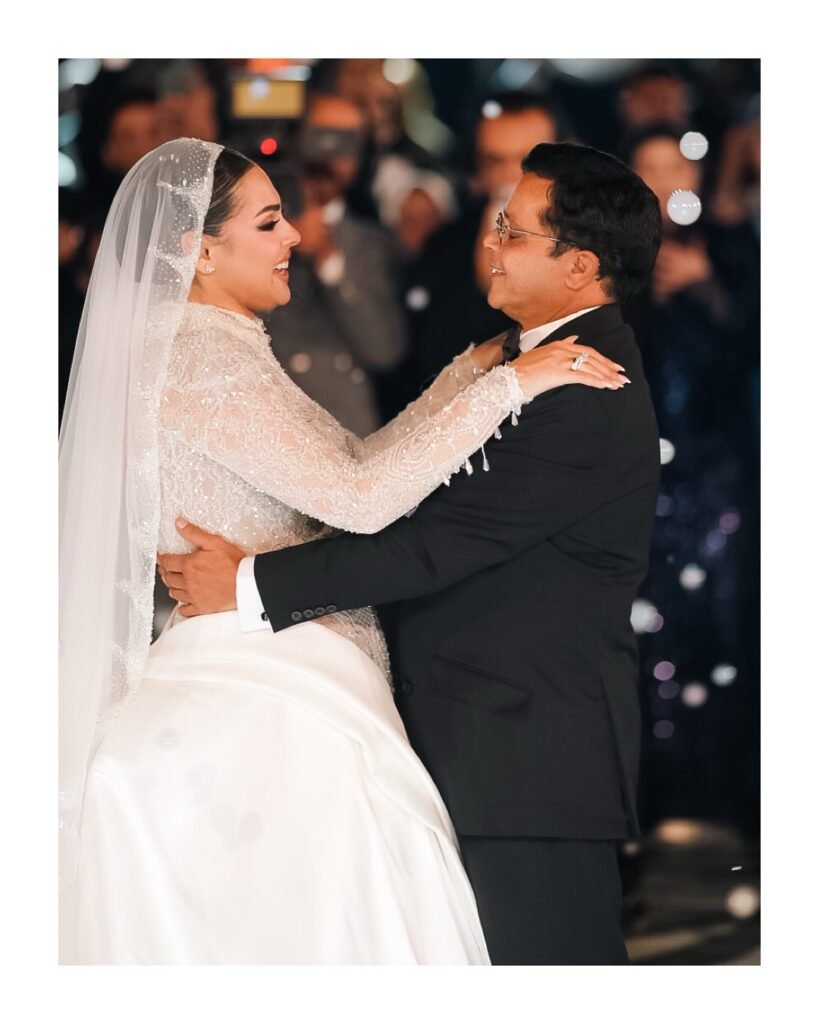 فريدة ابنة محمد هنيدي بفستان زفاف من تصميم مرام برهان.