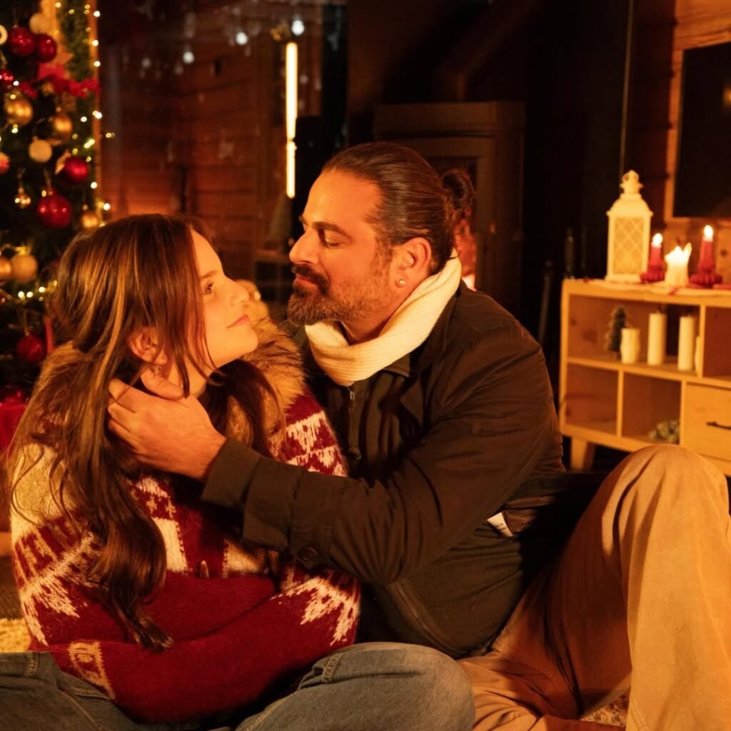 ابنة نيكول سابا مع والدها يوسف الخال في كواليس أغنية الكريسماس.