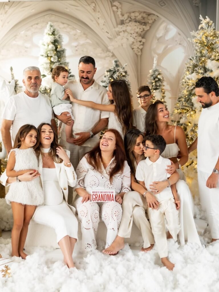 الفنانة دانييلا رحمة مع عائلتها ضمن احتفالات النجوم بالكريسماس 2025.