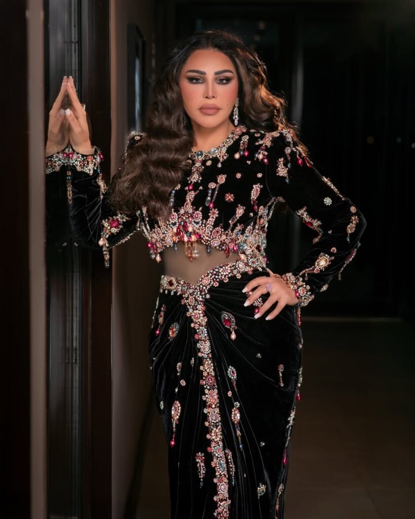 تفاصيل فستان أحلام الشامسي الأسود المرصع بالأحجار من تصميم زهير مراد.