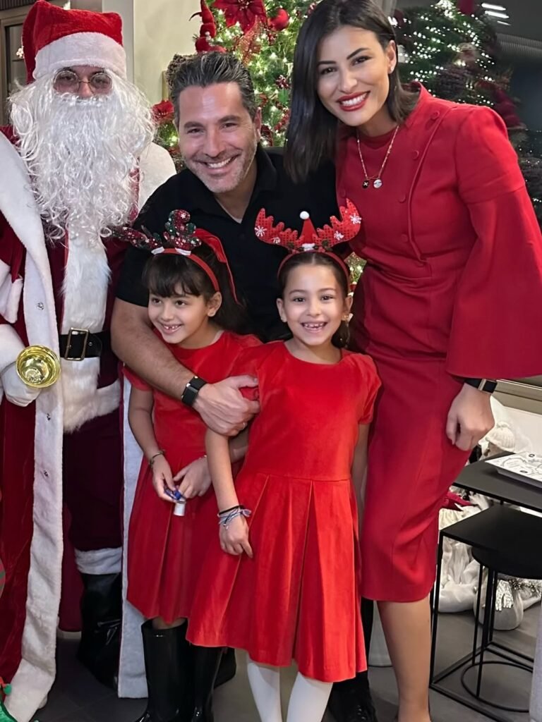 وسام بريدي وريم السعيدي مع ابنتيهما وبابا نويل في احتفال عائلي.