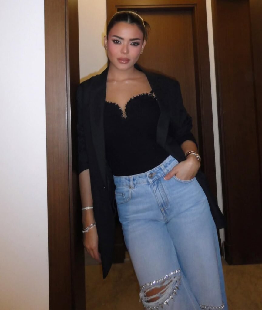 إطلالة أسماء جلال الكاجوال في العرض الخاص لفيلم إن غاب القط