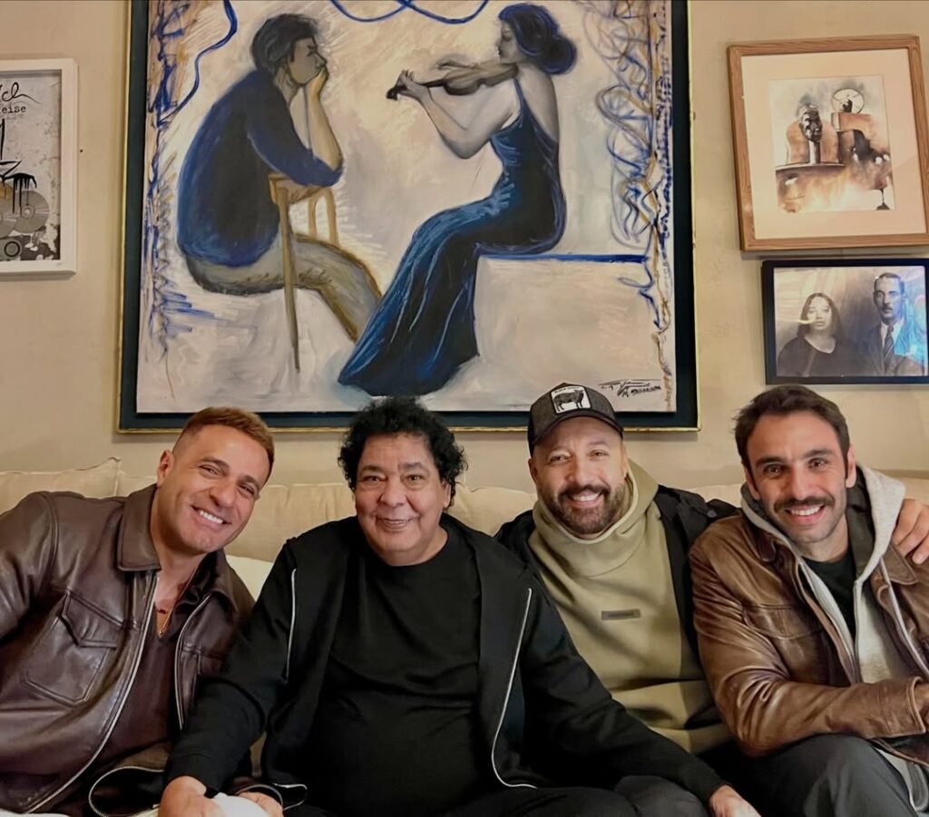 محمد منير يتوسط أعضاء فريق واما في لقاء ودي بعد الأزمة الصحية