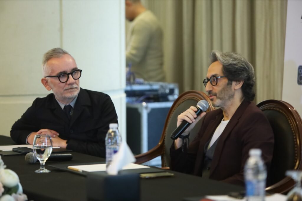 غسان يمين في المؤتمر الصحفي متحدثاً عن شغفه بأغاني أزنافور.